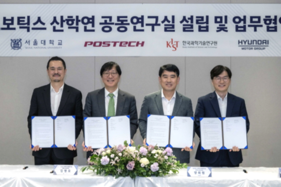 왼쪽부터 포항공대 김종규 산학협력단장, 서울대 김영오 공과대학장, 현대차·기아 R&D본부장 양희원 사장, 한국과학기술연구원 김익재 AI·로봇연구소장. (사진=서울대학교)