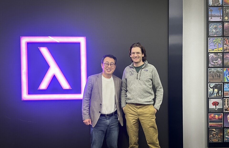 지난 1월 람다의 산호세 본사에서 SKT 유영상 CEO(사진 왼쪽)와 람다 창업자 겸 CEO 스티븐 발라반(Stephen Balaban)이 양사의 구체적인 협력 방안을 논의한 후 기념사진을 촬영하고 있는 모습. (사진=SK텔레콤 뉴스룸)