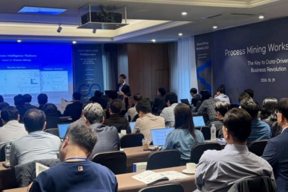 퍼즐데이터 김영일 대표가 ‘프로세스 마이닝 워크숍 2024’에서 개회사를 하고 있다. (사진=퍼즐데이터)