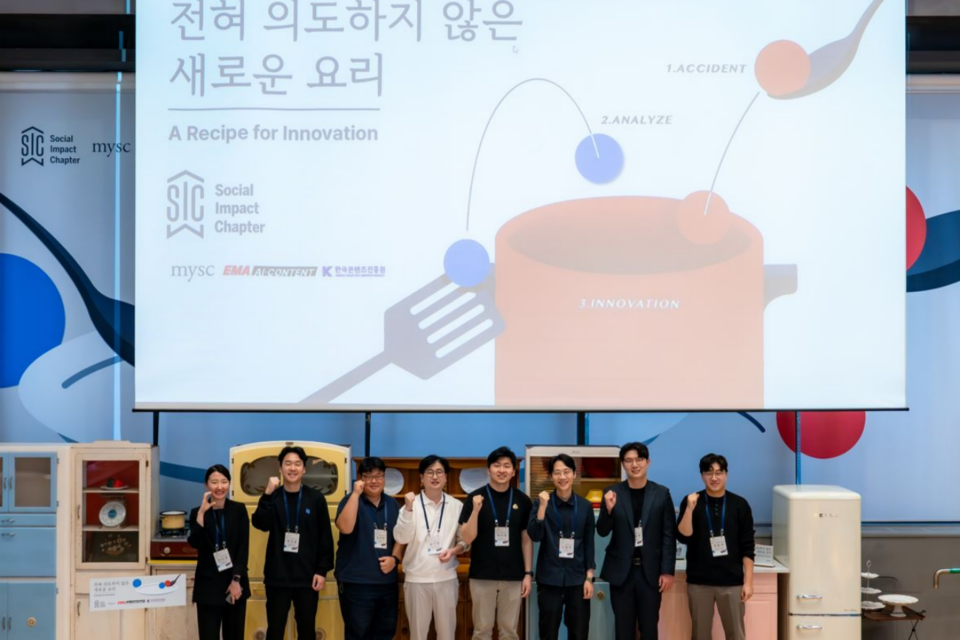 지난 23일 서울 성동구 상상플래닛에서 열린 ‘EMA AI·Content 프로그램’ 데모데이에서 참가 스타트업 8팀이 기념 촬영을 하고 있다. (사진=엠와이소셜컴퍼니)