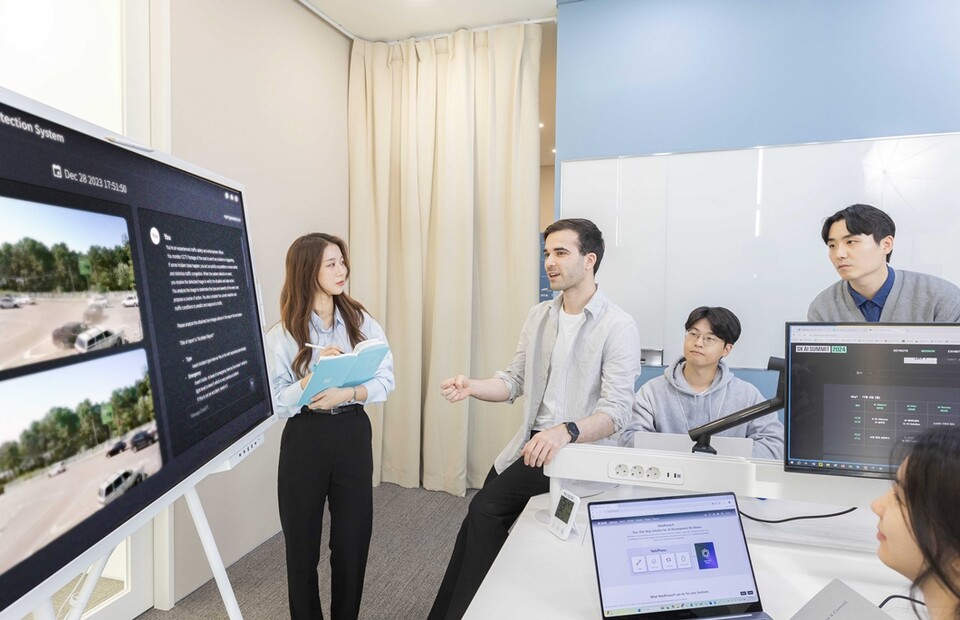 노타AI의 구성원들이 'SK AI 서밋 2024' 참가를 앞두고 전시 참가 내용 등에 대해 논의하는 모습. (사진=SKT)