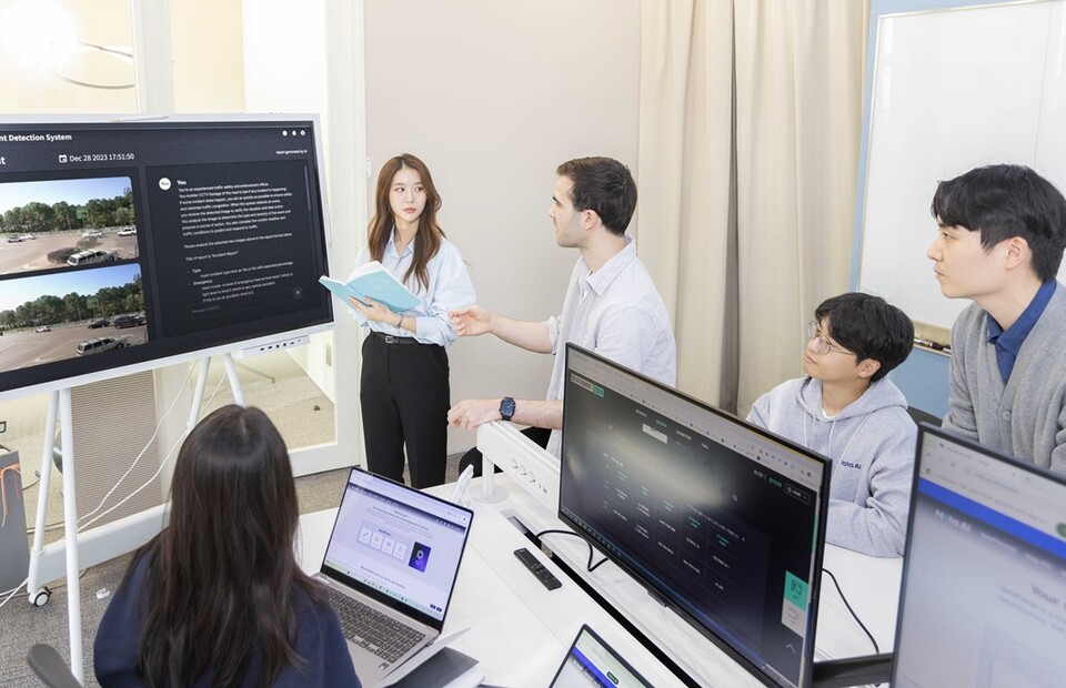 노타AI의 구성원들이 'SK AI 서밋 2024' 참가를 앞두고 전시 참가 내용 등에 대해 논의하는 모습. (사진=SKT)