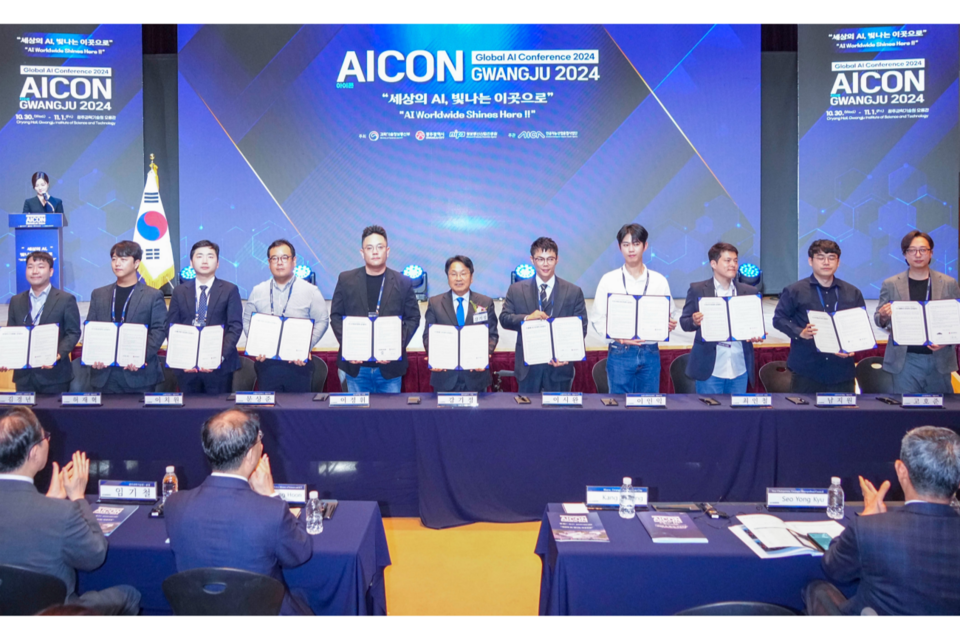 강기정 광주광역시장이 30일 오후 광주과학기술원에서 열린 글로벌 AI 컨퍼런스 ‘AICON 광주 2024’ 개막식에서 10개 인공지능(AI) 기업들과 224~233번째 업무협약을 체결하고 있다. (사진=광주광역시)