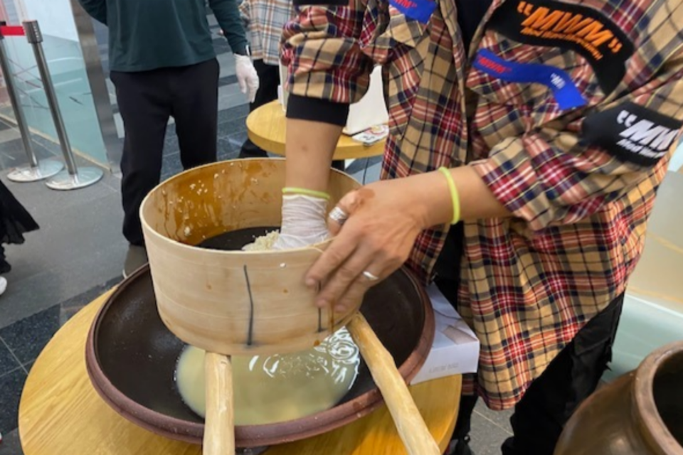 참여자들이 막걸리 빚기&전통주 소믈리에 클래스를 체험하고 있다. (사진=국립광주과학관)