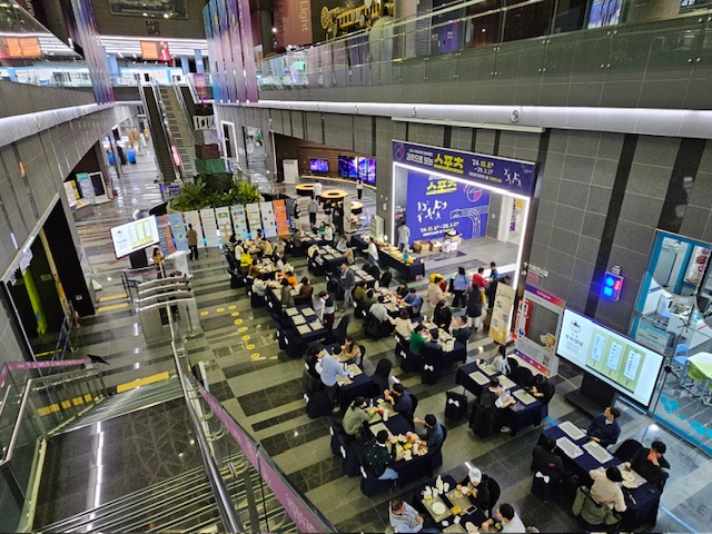 참여자들이 케이터링을 즐기고 있다. (사진=국립광주과학관)