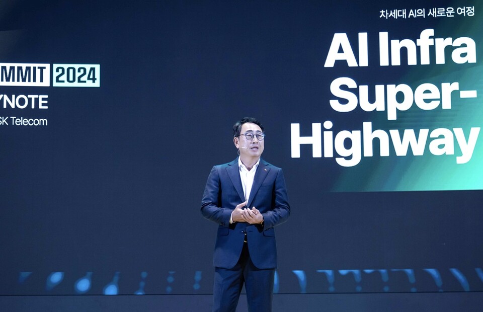 유영상 SKT CEO가 'SK AI 서밋 2024'에서 발표를 하고 있는 모습. (사진=SKT)