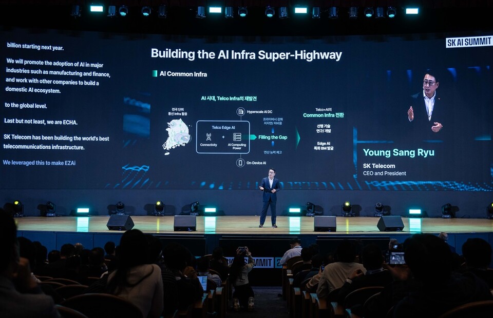 유영상 SKT CEO가 'SK AI 서밋 2024'에서 발표를 하고 있는 모습. (사진=SKT)
