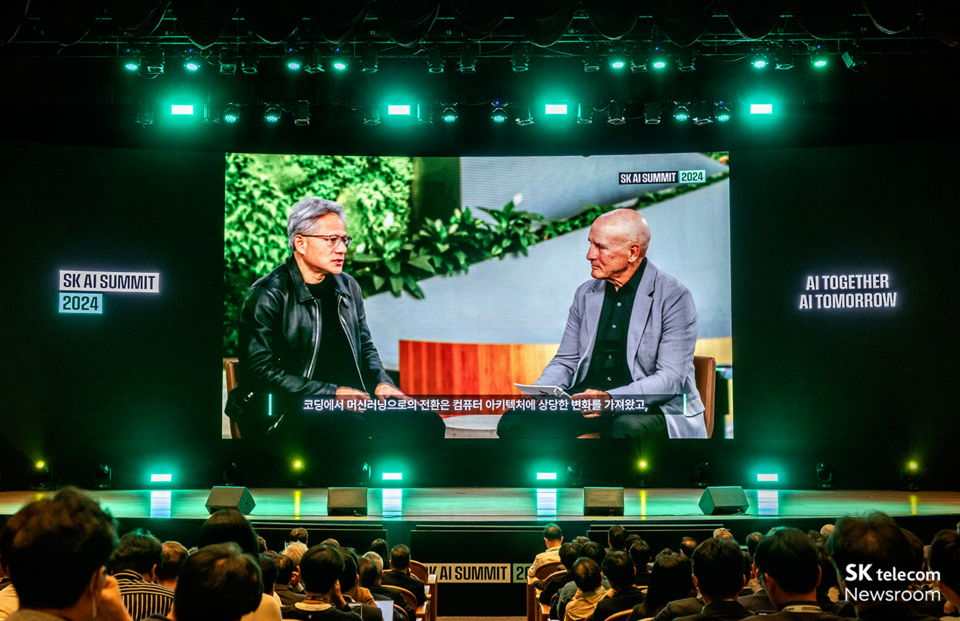 엔비디아의 젠슨 황 CEO와 David Patterson 교수의 특별 대담 영상이 상영되고 있다. (사진=SK텔레콤)