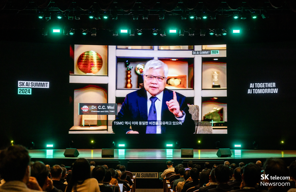 TSMC의 C.C. 웨이 회장이 영상을 통해 SK AI SUMMIT 개최를 축하하고, SK 그룹과의 협력에 대한 계획을 발표했다. (사진=SK텔레콤)