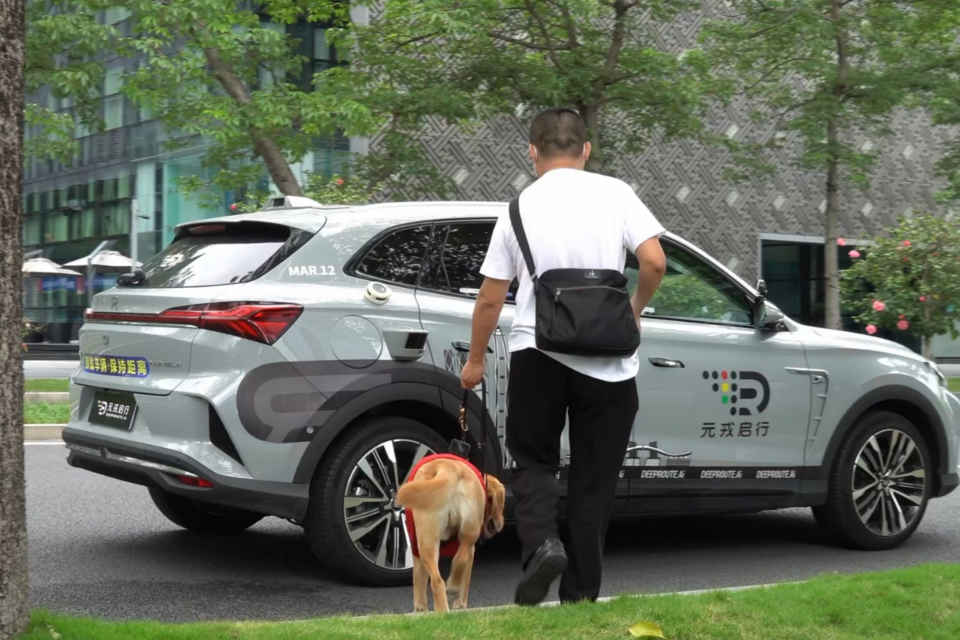 한 시각장애인이 딥루트닷에이아이 솔루션이 탑재된 무인자율주행 차량에 탑승하고 있다. (사진=딥루트닷에이아이)