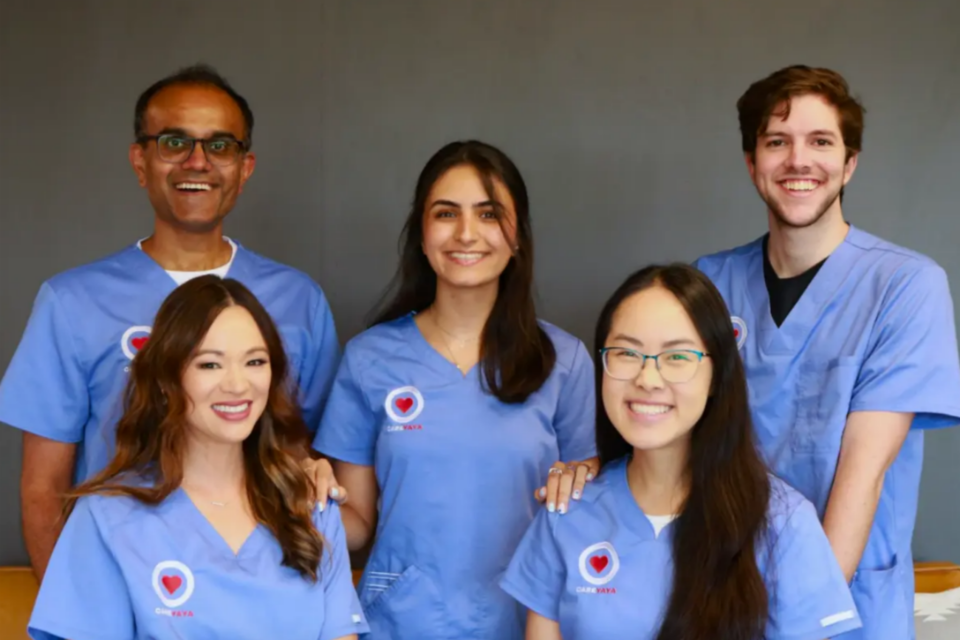 케어야야를 설립한 닐 샤 CEO(윗줄 왼쪽에서 첫 번째)와 직원들. (사진=케어야야)