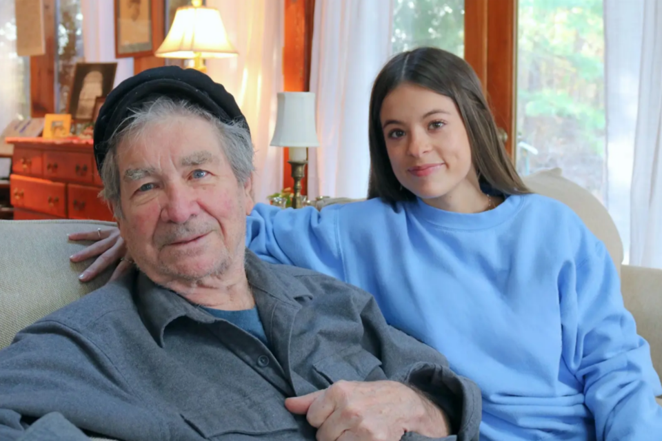 간병 서비스를 제공하는 대학생과 환자의 모습. (사진=케어야야)