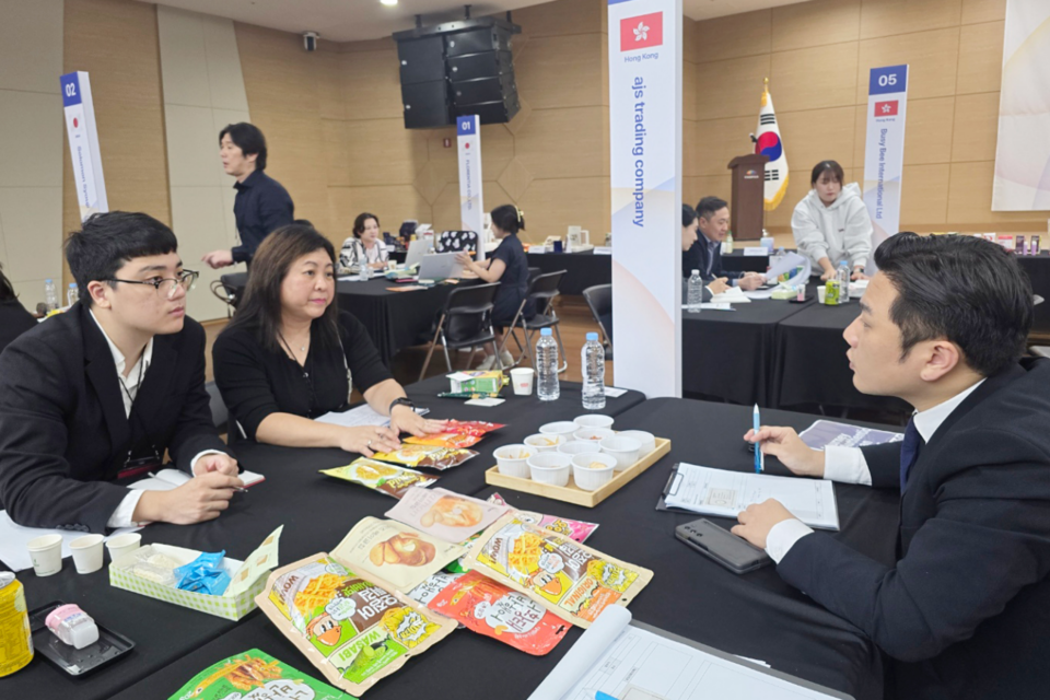 남도소반(주) 최용준 대표가 수출상담회에서 바이어와 미팅을 하고 있다. (사진=전남정보문화산업진흥원)
