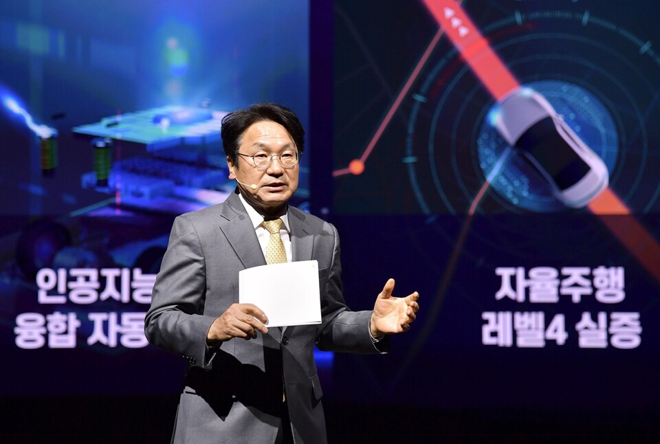 강기정 광주광역시장이 지난해 3월29일 오후 남구 광주실감콘텐츠큐브(GCC) 1층 VX스튜디오에서 열린 '광주 미래차 비전선포식'에서 미래차산업 경쟁력을 높이기 위한 4대 추진전략을 발표하고 있다. (사진=광주광역시)