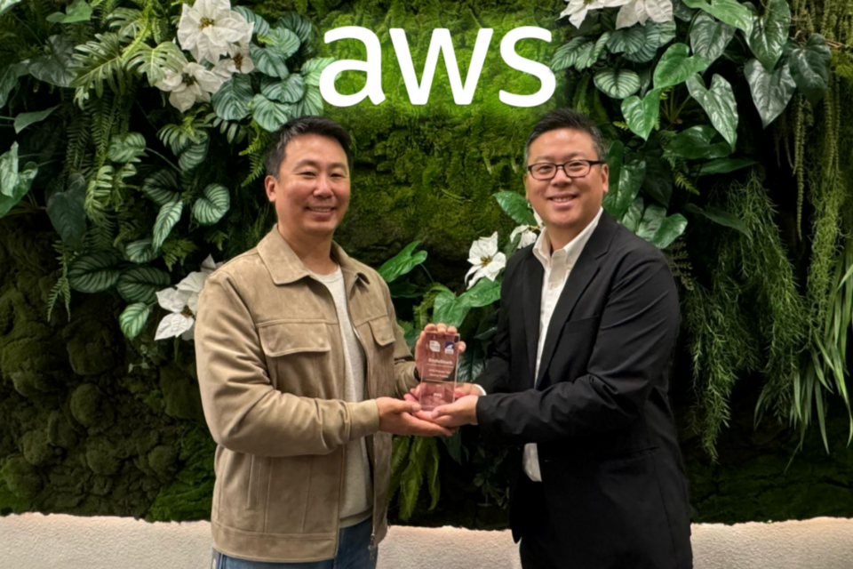 허정열 AWS 파트너 사업 총괄(왼쪽)과 장진환 스마일샤크 대표이사(오른쪽). (사진=스마일샤크)