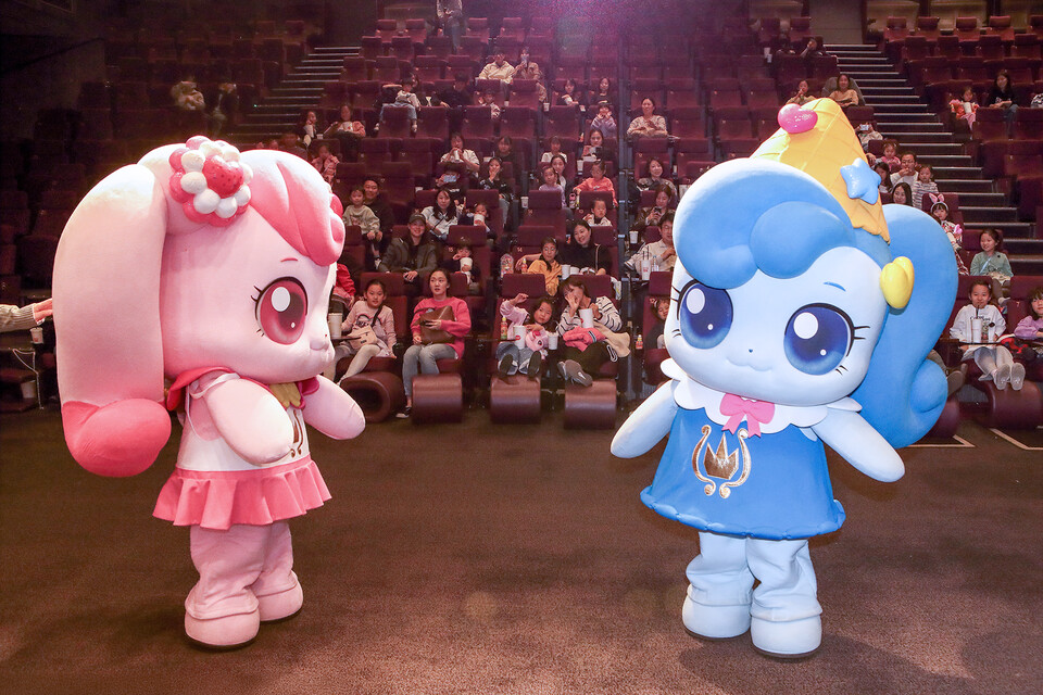 KT 초대드림 '사랑의 하츄핑' 특별 상영회에서 캐릭터 '하츄핑'과 '샤샤핑'이 상영 전 무대 인사를 하는 모습. (사진=KT)