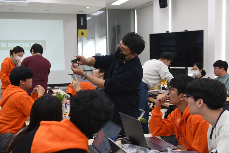 제12회 Creative Space G AI&IoT 메이커톤 참가자들이 GIST 캠퍼스 내  Creative Space G에서 창의적인 아이디어를 시제품으로 만들고 있다.   Creative Space G는 디지털 제조 장비 운용, 제작 전문인력 지원, 창업  교육 등이 이루어지는 복합 창업 공간이다. (사진=지스트)