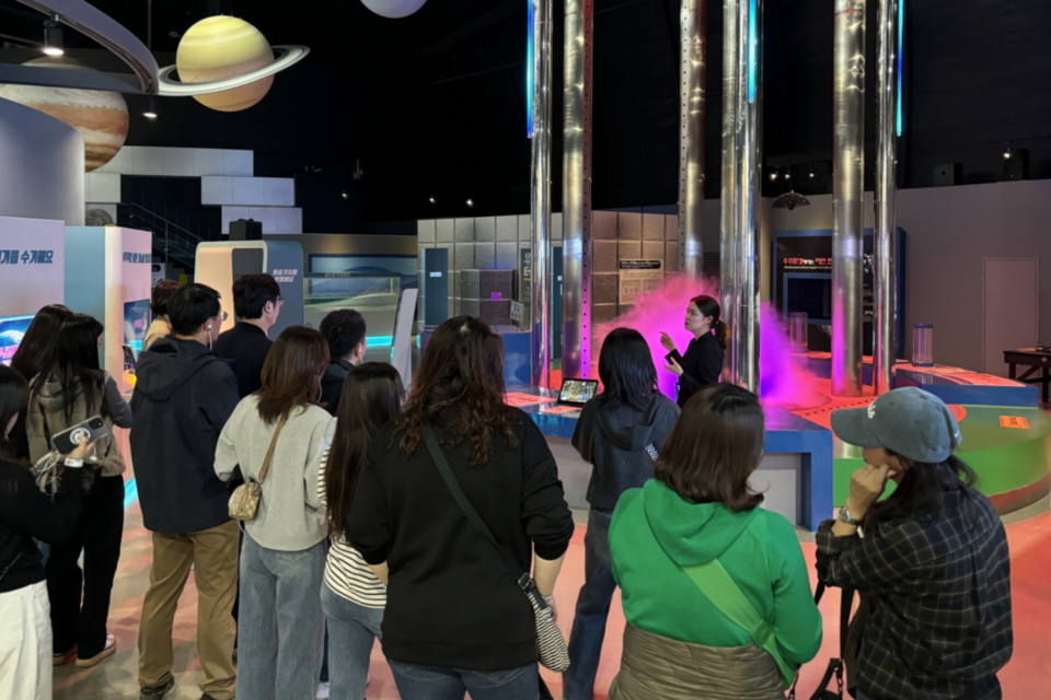 과학관 전시를 체험 중인 성인 괸람객. (사진=국립광주과학관)