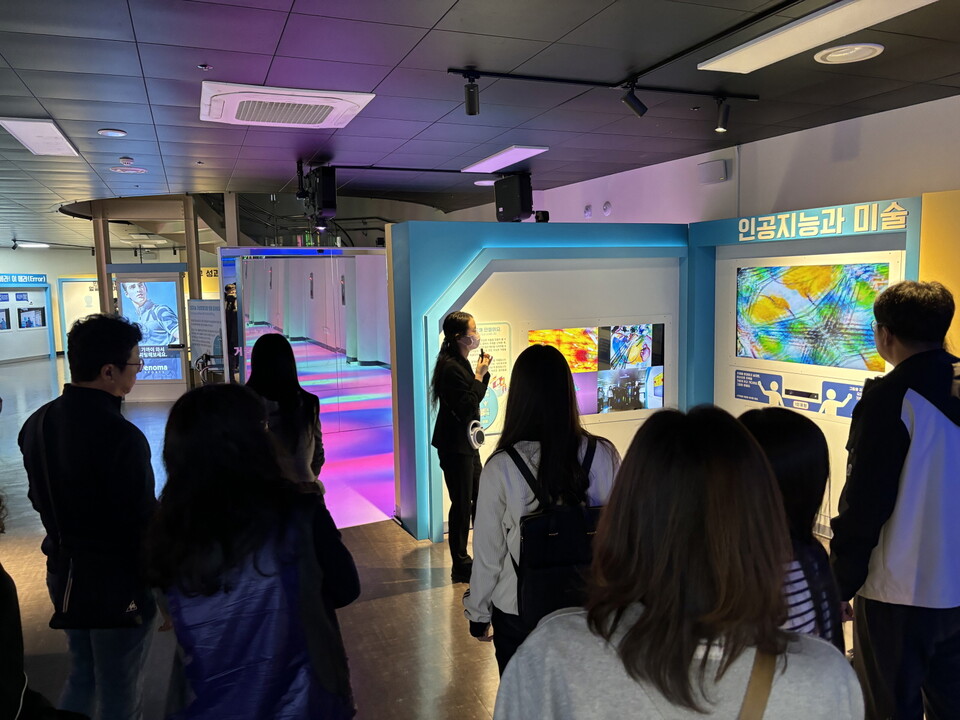 과학관 전시를 체험 중인 성인 괸람객. (사진=국립광주과학관)