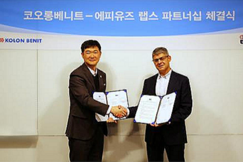12일 경기 과천 코오롱타워에서 열린 SAP '클라우드 자원관리시스템'(ERP) 파트너십 체결식에서 정주영 코오롱베니트 상무(왼쪽)와 스테판 오웬스 에피유즈 랩스 파트너가 기념 촬영을 하고 있다.  (사진=코오롱베니트)