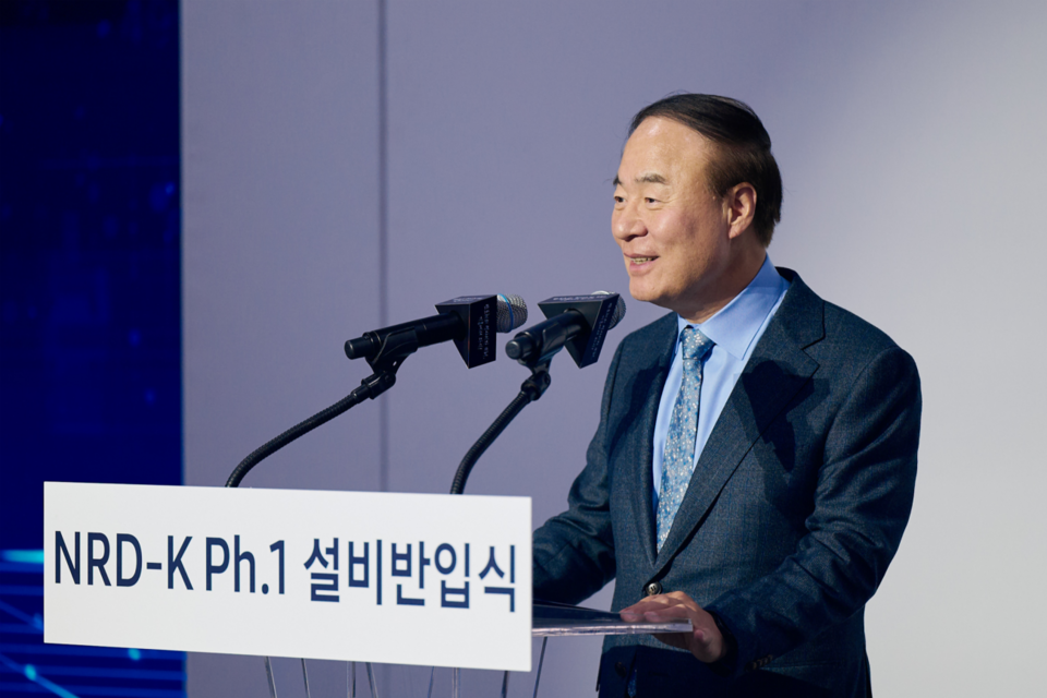 18일 삼성전자 기흥캠퍼스에서 열린 NRD-K 설비반입식에서 전영현 부회장이 기념사를 하는 모습. (사진=삼성전자)