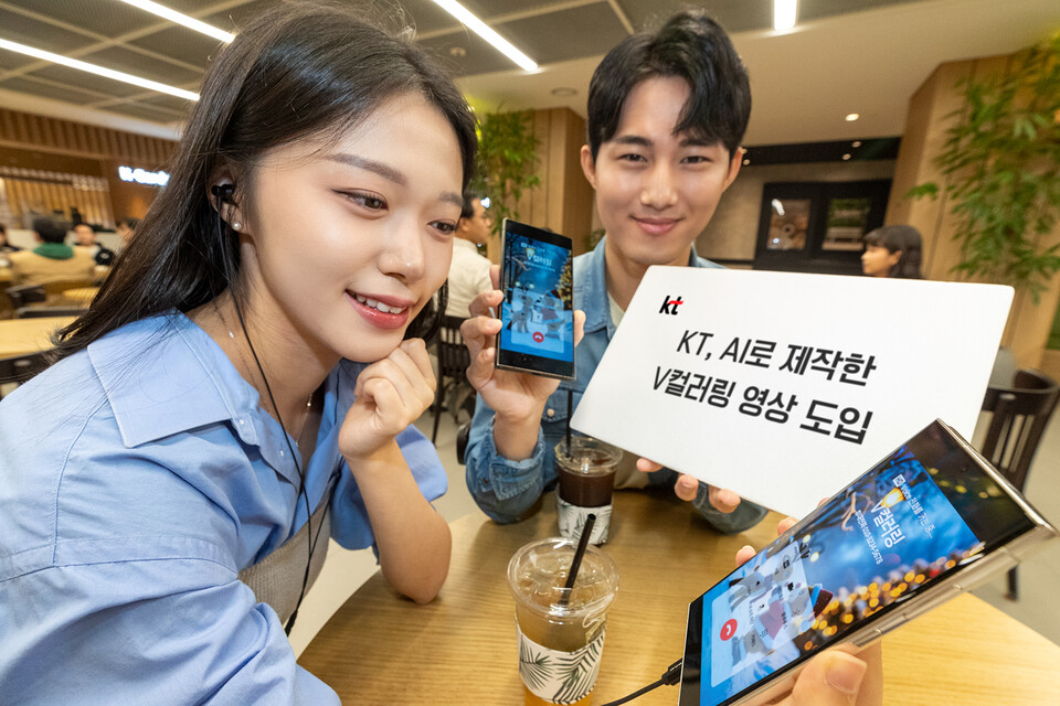 모델이 KT가 생성형 AI로 제작한 V컬러링 영상을 소개하는 모습. (사진=KT)
