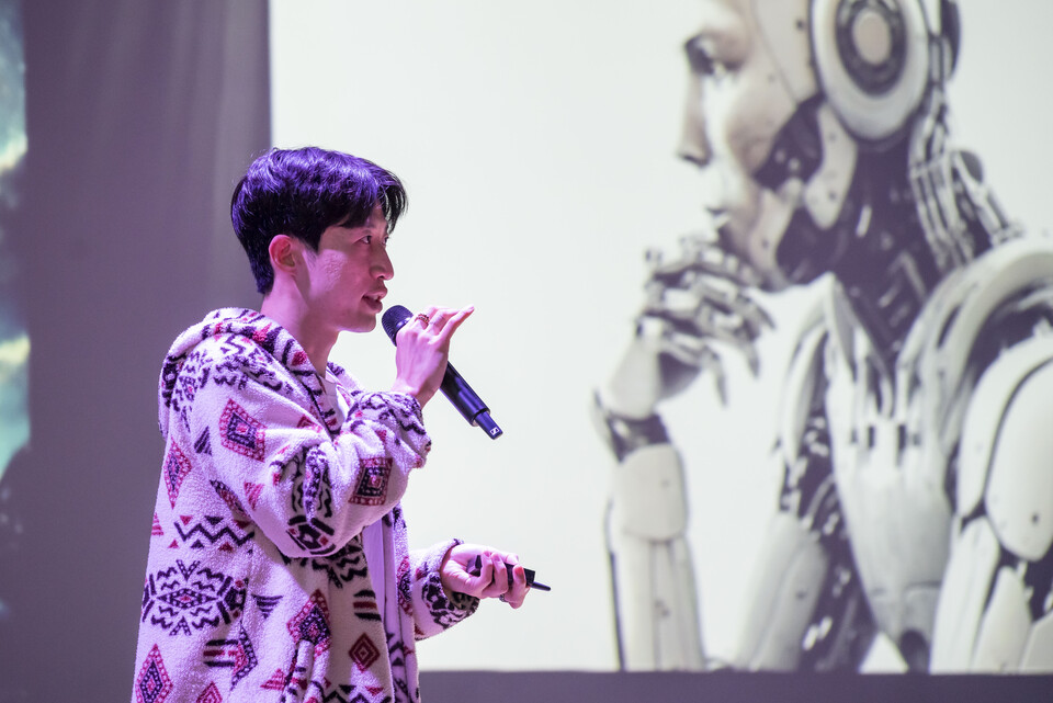 1분과학 이재범 연사가 강연하는 모습. (사진=광주정보문화산업진흥원)