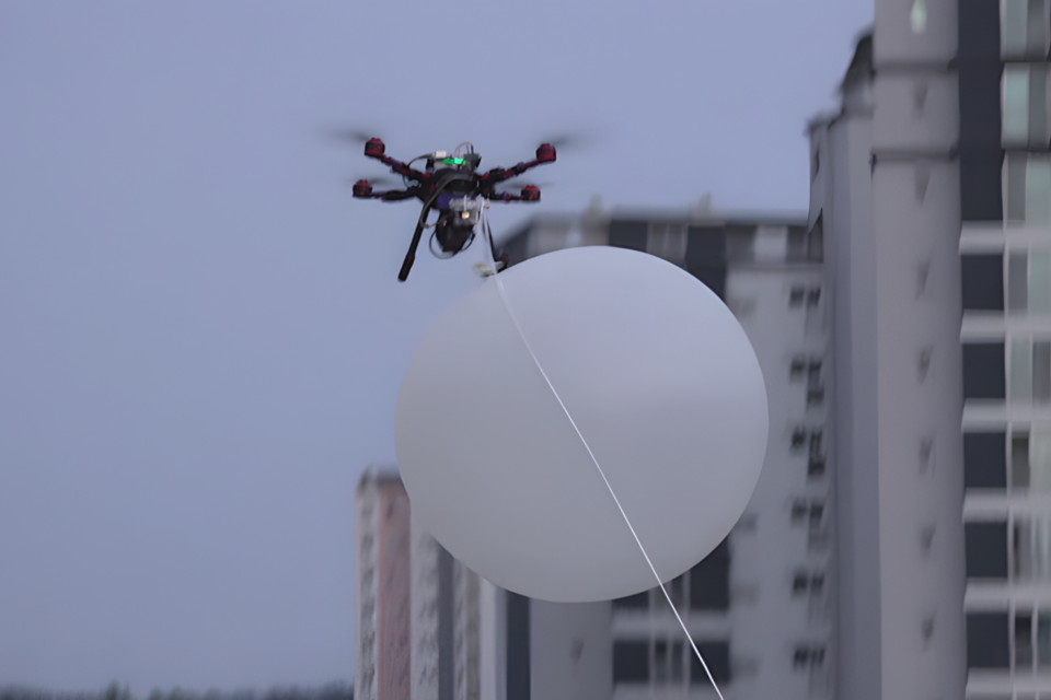 풍선을 회수 중인 AI 드론. (사진=광주시교육청)