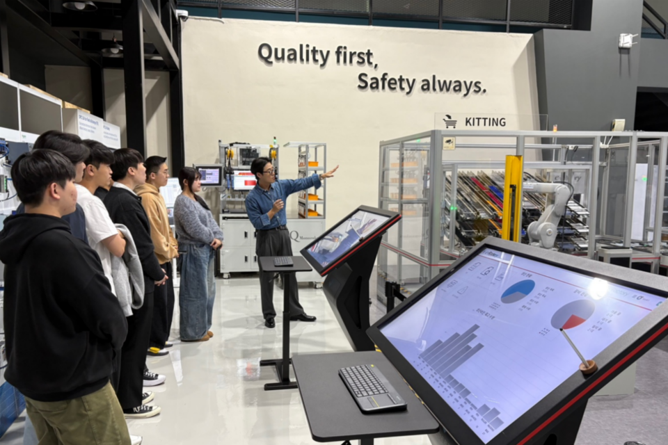 현장실습 참여학생들이 미쓰비시전기 SMIC 모델라인에서 현장 엔지니어의 설명을 듣고 있다. (사진=한국공대)