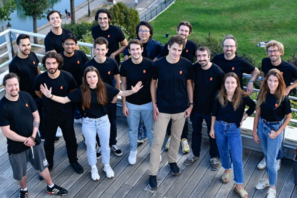 미스트랄 AI 직원들이 단체 사진을 찍고 있다. (사진=미스트랄)