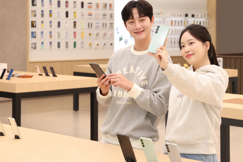 삼성전자 모델이 삼성스토어에서 ‘갤럭시 A16 LTE’로 셀피를 촬영하고 있다. (사진=삼성전자)