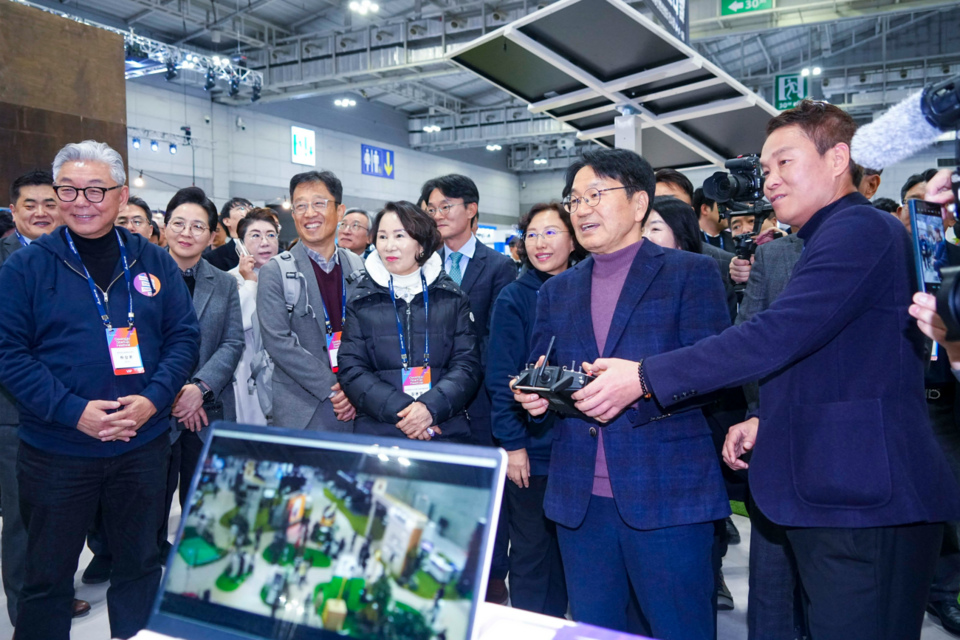 강기정 광주광역시장이 28일 오후 서구 김대중컨벤션센터에서 열린 ‘2024 광주창업 페스티벌’에 참석해 내빈들과 전시장을 둘러보고 있다. (사진=광주광역시)