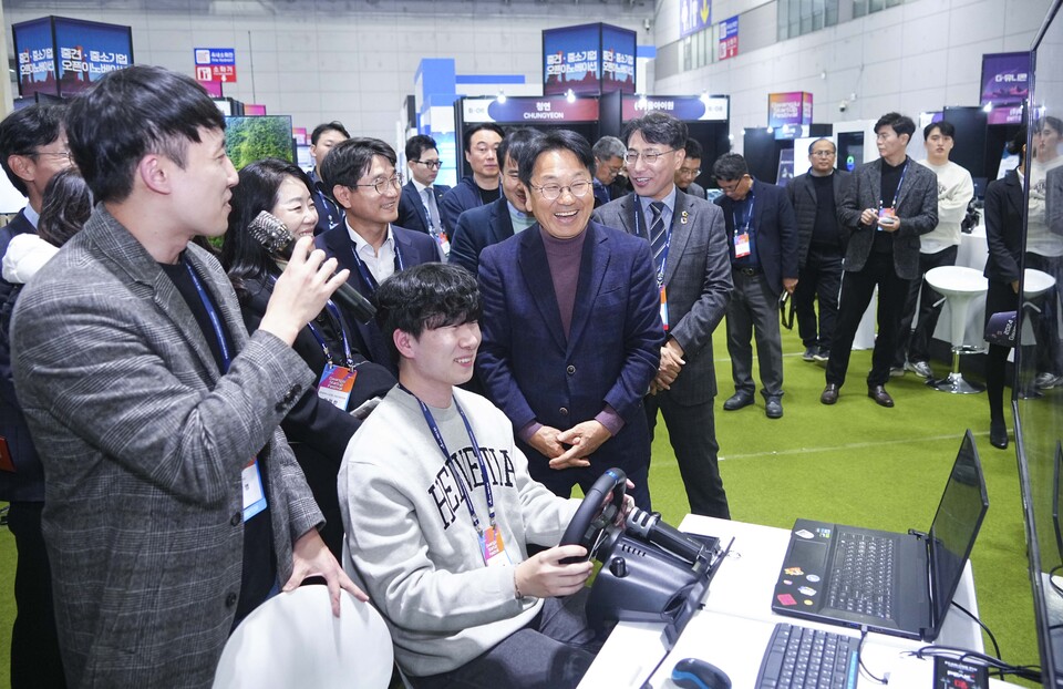 강기정 광주광역시장이 28일 오후 서구 김대중컨벤션센터에서 열린 ‘2024 광주창업 페스티벌’에 참석해 내빈들과 전시장을 둘러보고 있다. (사진=광주광역시)