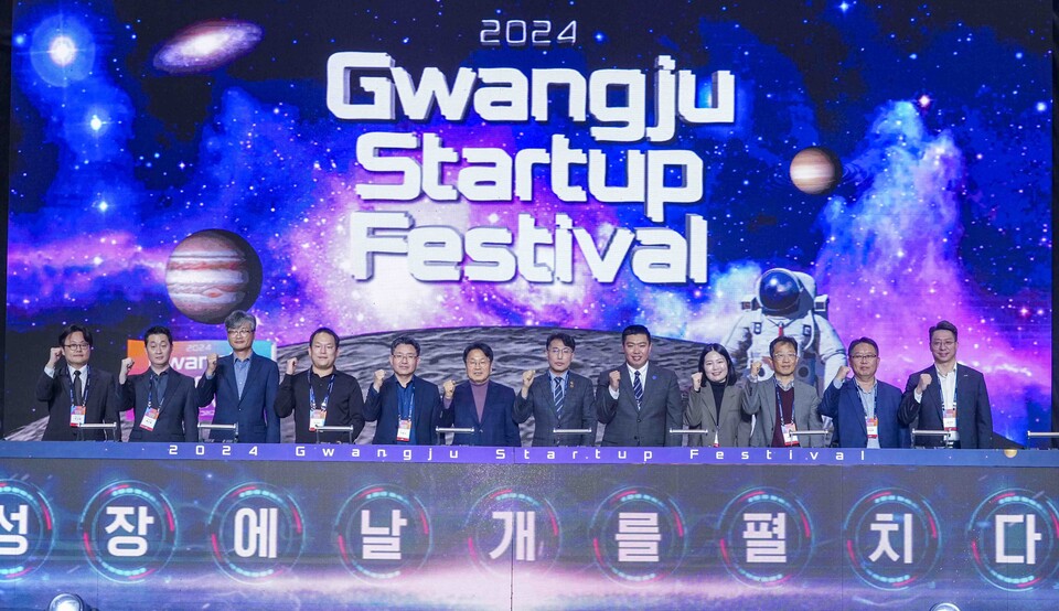 강기정 광주광역시장이 28일 오후 서구 김대중컨벤션센터에서 열린 ‘2024 광주창업 페스티벌’에 참석해 내빈들과 개막 세리머니를 하고 있다. (사진=광주광역시)