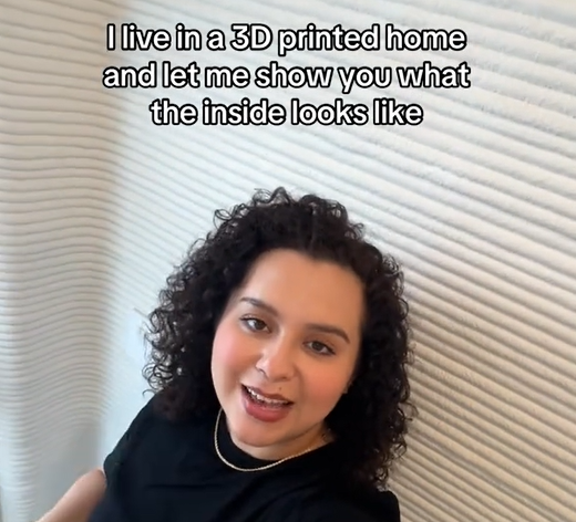다니엘라 글레이즈가 3D 프린팅 주택 내부를 공개하고 있다. (사진=틱톡 life_0f_dani)