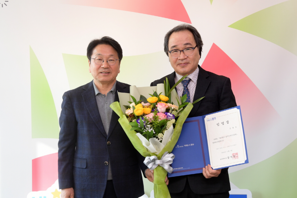 강기정 광주광역시장이 2일 오전 시청 접견실에서 김용모 광주디자인진흥원장에게 임명장을 수여한 후 기념촬영을 하고 있다. (사진=광주광역시)