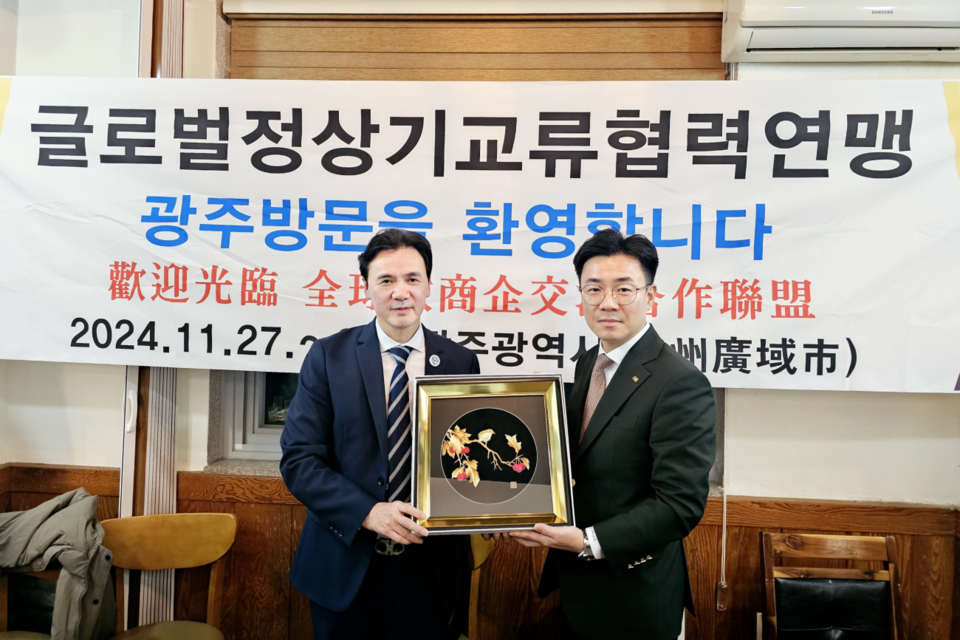 기업교류협력연맹(GGBEC)의 판융창 집행위원장(왼쪽)과 광주지구JC 전영주 지구회장. (사진=광주지구청년회의소)