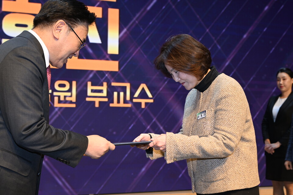 지난 6일 서울 한국과학기술회관에서 열린 ‘2024 대한민국여성과학기술인대회’에서 신현진 교수가 올해의 여성과학기술인상 수상을 하고 있다. 왼쪽부터 유상임 과기정통부 장관, 신현진 GIST 교수. (사진=지스트)