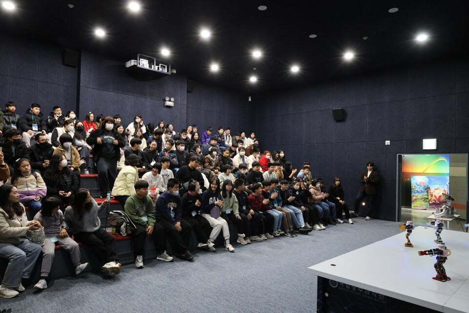 참가자들이 로봇댄스를 관람하고 있다. (사진=국립광주과학관)