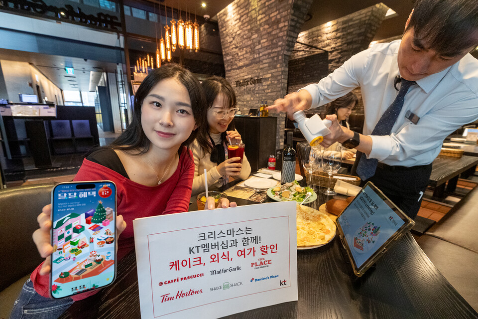 서울 중구에 위치한 매드포갈릭 매장에서 KT 고객들이 12월 크리스마스 컬렉션 멤버십 할인을 이용하고 있다. (사진=KT)