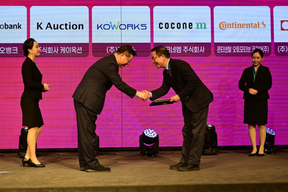 ﻿제1회 대한민국 일·생활 균형 우수기업 시상식에서 이형세 테크빌교육 대표(오른편)가 박일준 대한상공회의소 상근부회장(왼편)으로부터 상을 받고 있다. (사진=테크빌교육)