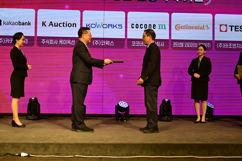 ﻿제1회 대한민국 일·생활 균형 우수기업 시상식에서 이형세 테크빌교육 대표(오른편)가 박일준 대한상공회의소 상근부회장(왼편)으로부터 상을 받고 있다. (사진=테크빌교육)