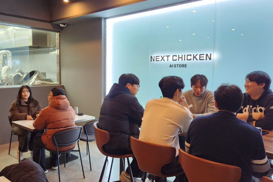 넥스트페이 서비스로봇 운용 매장 전경(NEXT CHICKEN AI STORE). (사진=넥스트페이먼츠)