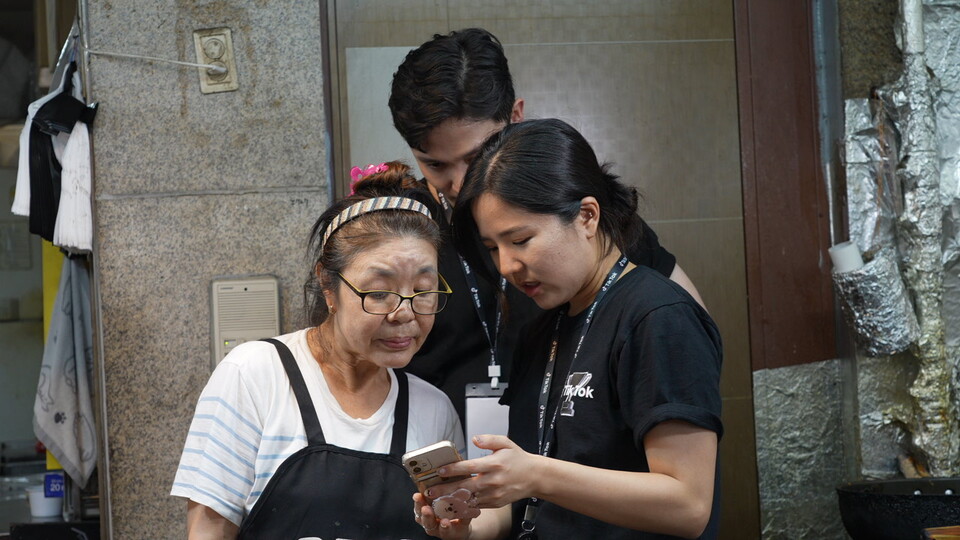 서울 종로구 통인시장에서 틱톡이 소상공인에게 틱톡을 활용한 시장 홍보 방법을 안내하고 있다. (사진=틱톡코리아)