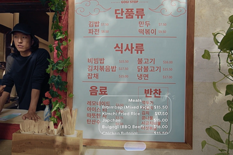 안드로이드 XR이 탑재된 기기로 번역 기능을 실행하는 모습. (사진=구글)