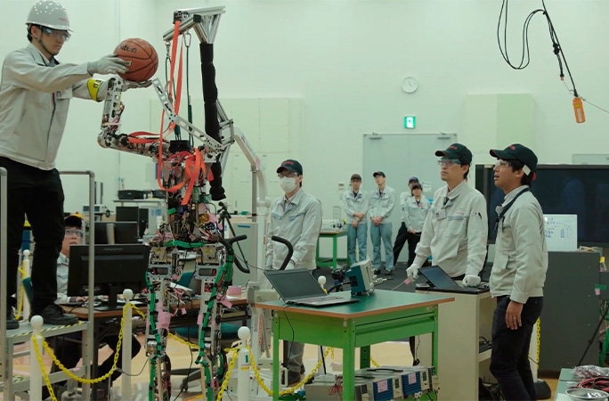 토요타 연구진들이 AI 로봇을 개발하는 모습. (사진=토요타)