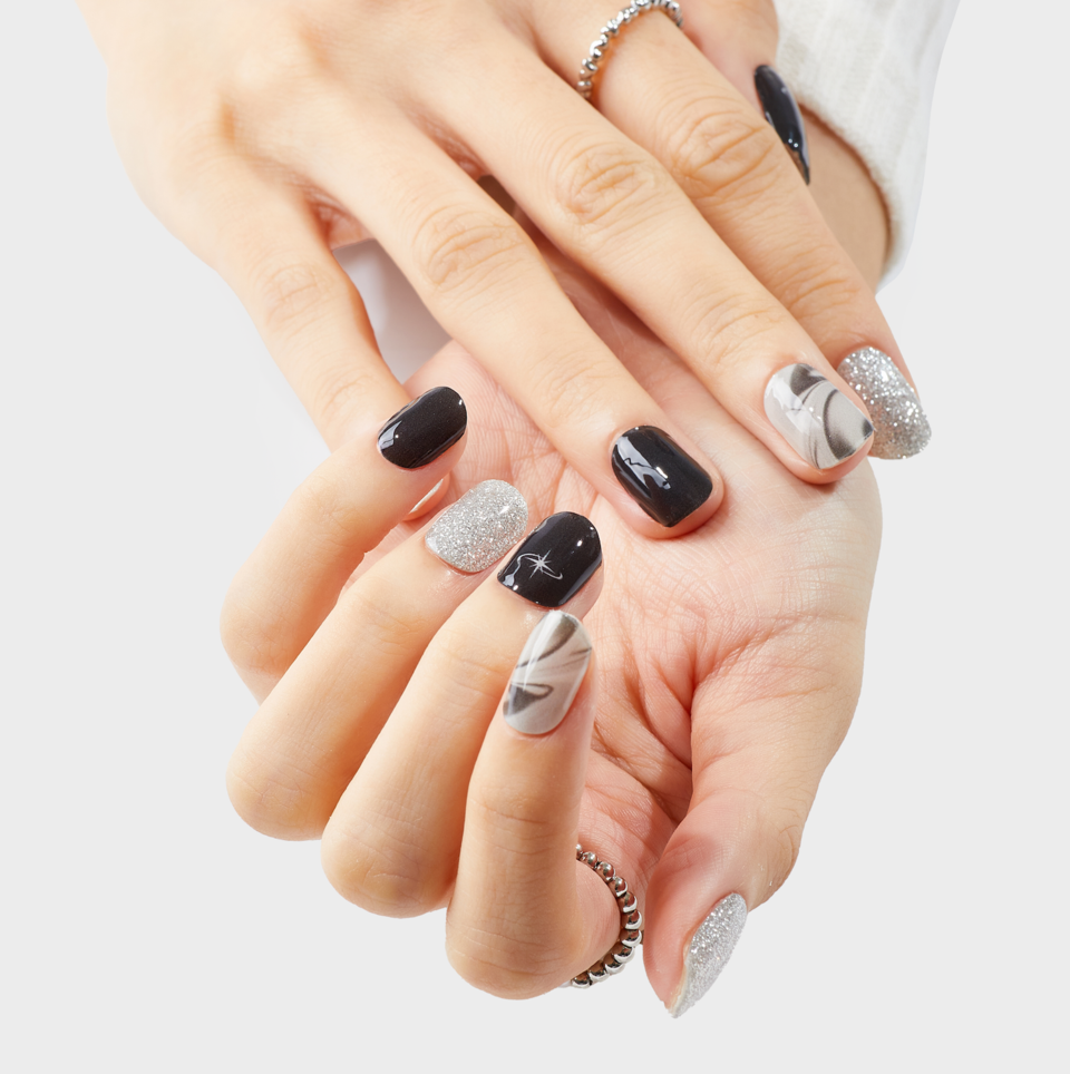 아이네일 젤 네일 스티커 착용 모습. (사진=뷰티아이디)