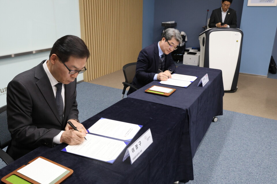 양 기관의 대표들이 협약서에 서명하고 있다. (사진=국립광주과학관)