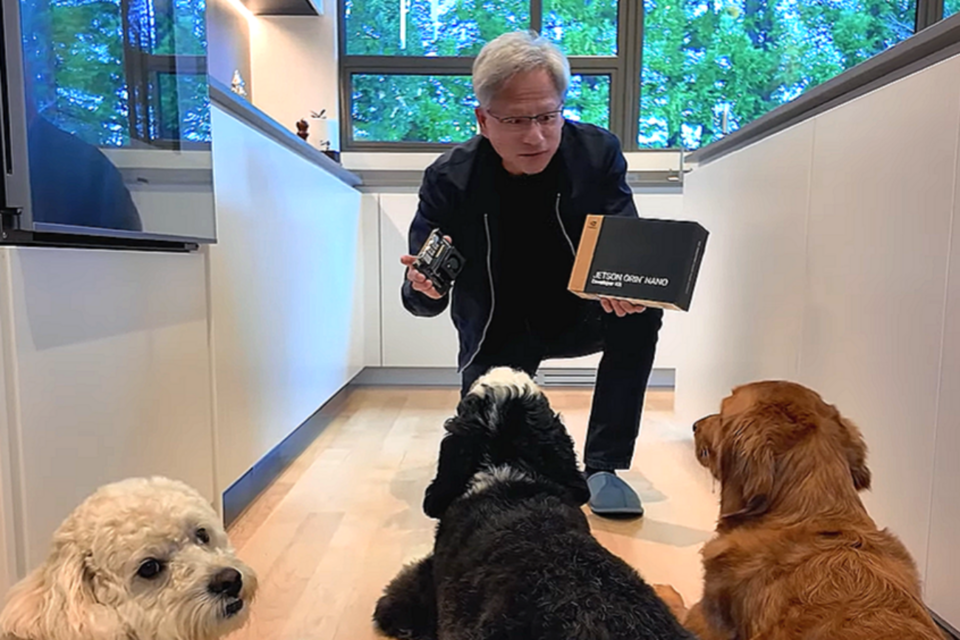 젠슨 황 CEO가 새로운 제품을 소개하고 있다. (사진=엔비디아)