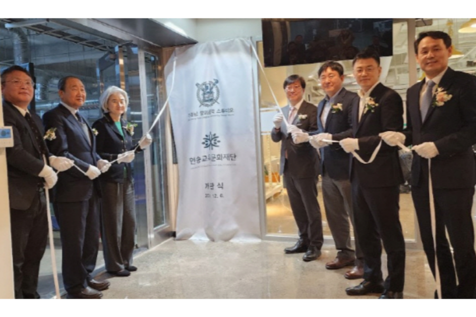 ‘주종남 창의공학 스튜디오’ 입구에 마련된 추모월을 오픈하는 참가자들. 왼쪽부터 현송재단 김정일 이사장, 고(故) 주종남 교수 유가족 이화준 씨, 김영오 서울대 공과대학장, 김재영 연구부총장, 김호영 기계공학부장, 조규진 창의공학설계 담당 교수. (사진=서울대학교 공과대학)